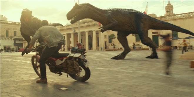 恐龙亮相!《侏罗纪世界3》上映首日票房破5000万